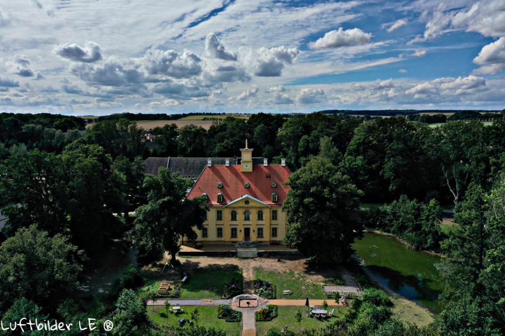Luftbild des Schloss Leuben