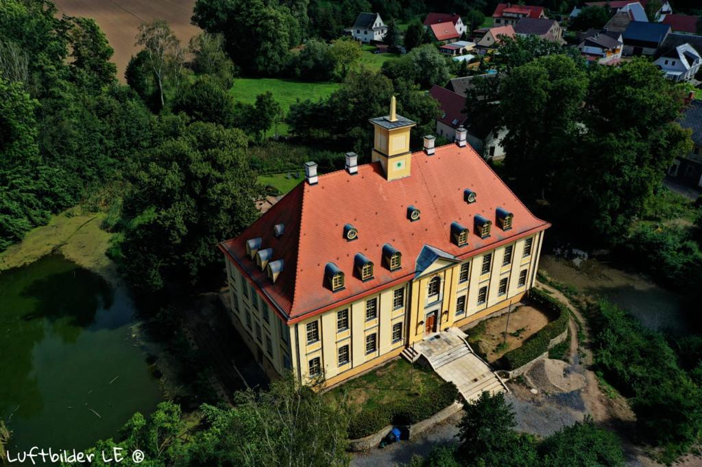 SLuftbild des Schloss Leuben