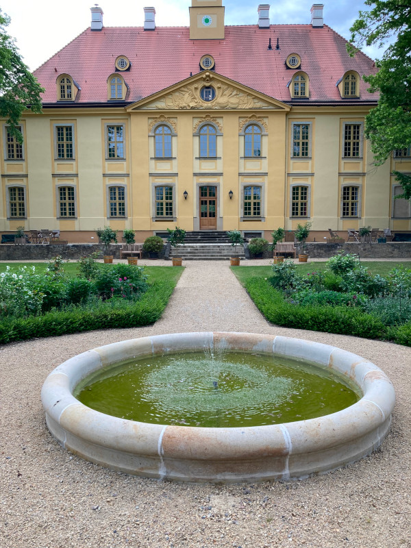 Jahressrückblick 2022: Gartenbrunnen mit Blick aufs Schloss